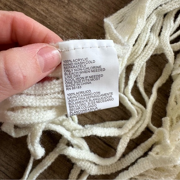 New Capelli cream triangle loop scarf tassels and open knit - Picture 3 of 3